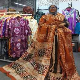 Cotton Batik Saree – 12 Hands with Extra Blouse Piece